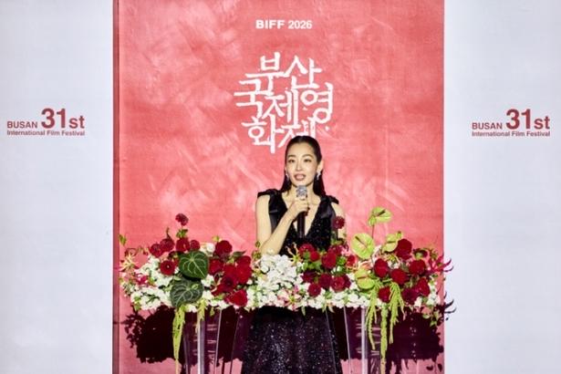【写真を見る】緊張した様子を見せながらも、BIFF開幕式の司会をスムーズに務めたキム・ミンハ