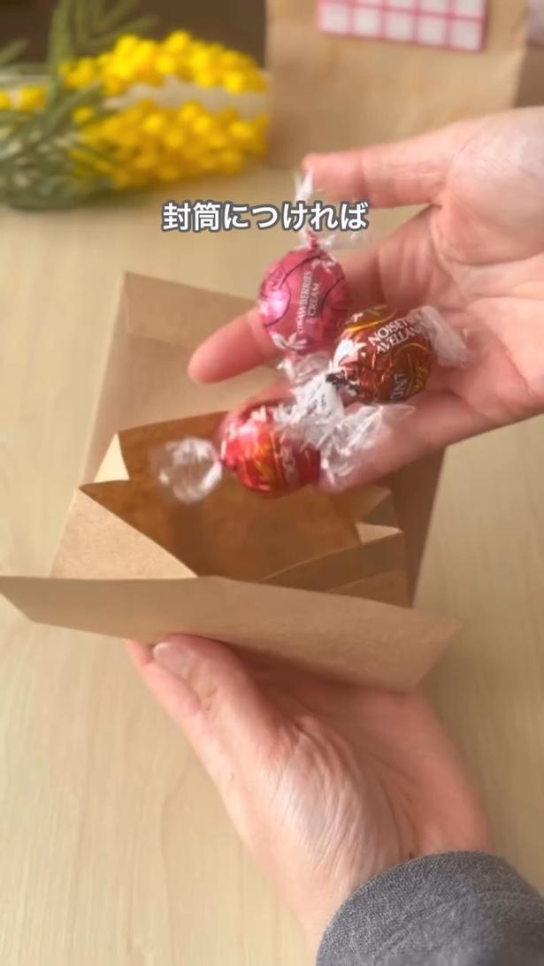 お菓子を入れた封筒▶封筒の口に…（⇒次へ） michi.kurashiさんのInstagramより