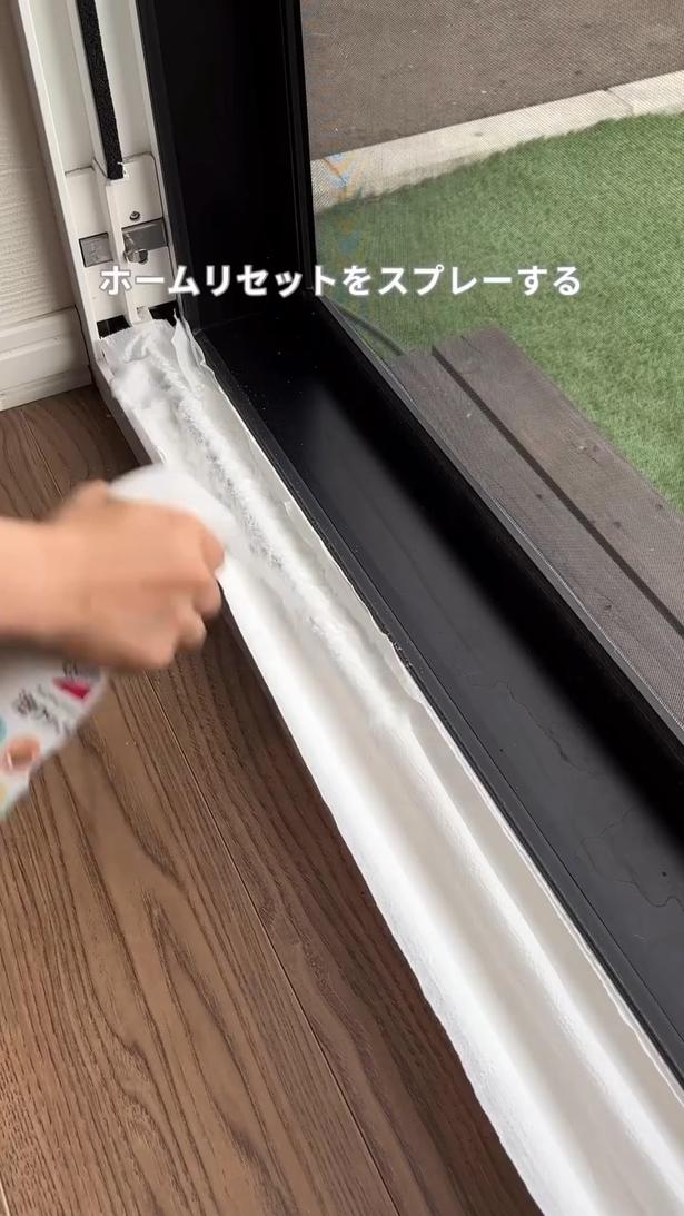 スプレー洗剤をかける▶ペーパーが浮いてしまったら…(⇒次へ) koto__kurashiさんのInstagramより
