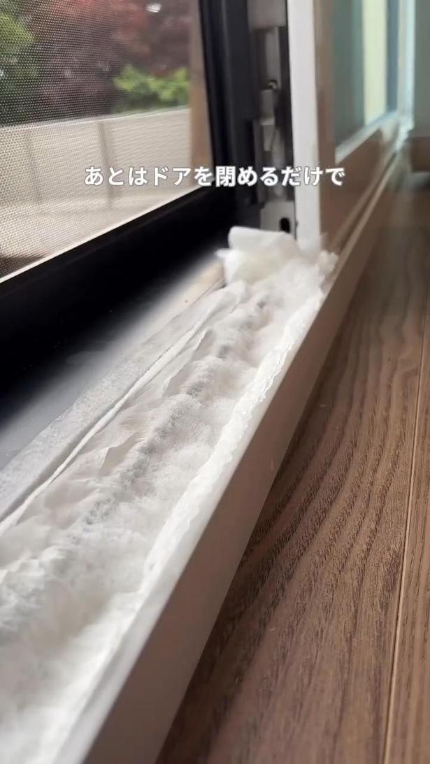 指で押し付けて密着させる▶ドアを閉めてトイレットペーパーを取り除けば…(⇒次へ) koto__kurashiさんのInstagramより