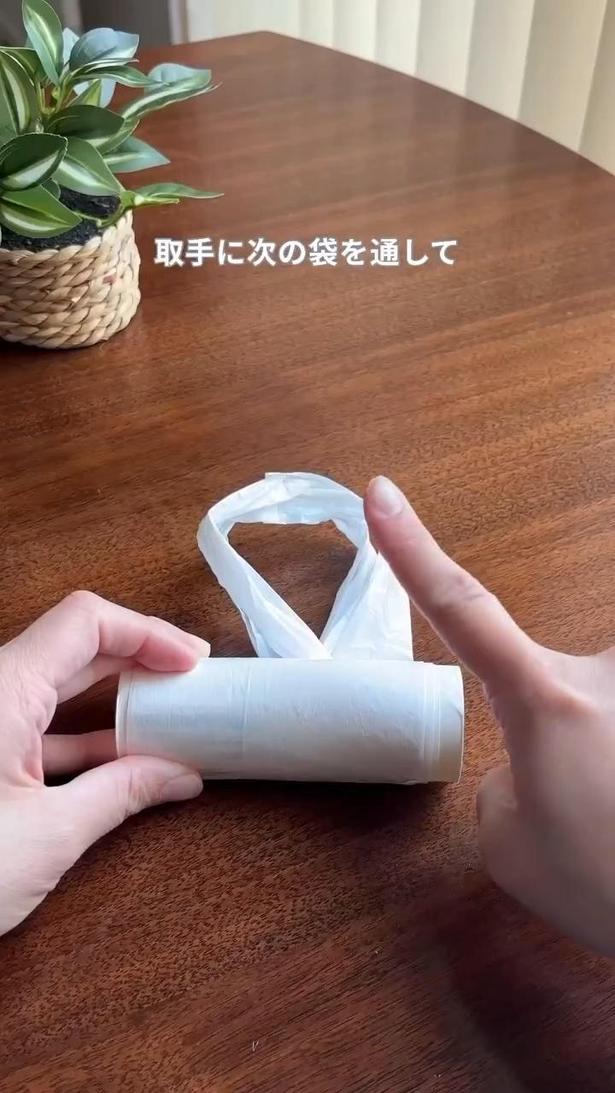 持ち手の輪っかを残す▶輪っかの中に次のレジ袋の底を通して…(⇒次へ) koto__kurashiさんのInstagramより