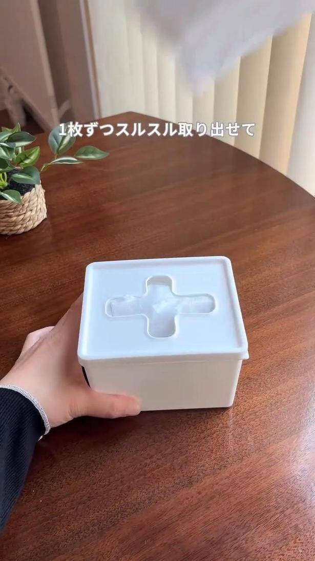 1枚ずつスルスル取り出せる▶(次画像から財布も人生も豊かになるお金の整え方『物事を「いる・いらない」に分けただけで、貯金ゼロから「貯められる人」になりました』が読めます)(⇒次へ) koto__kurashiさんのInstagramより