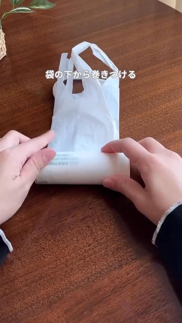 トイレットペーパーの芯に巻きつける▶くるくる巻いたら…(⇒次へ) koto__kurashiさんのInstagramより