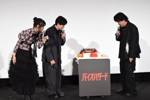 杉田の誕生日を記念して、アンブレラ社のロゴをモチーフにしたサプライズケーキが登場