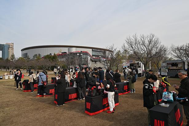 【写真】「ALVARK PLAY PARK」の休憩スペース。机やベンチも設置されいる。ここ以外にもレジャーシートをレンタルして芝生のピクニック気分も楽しめる