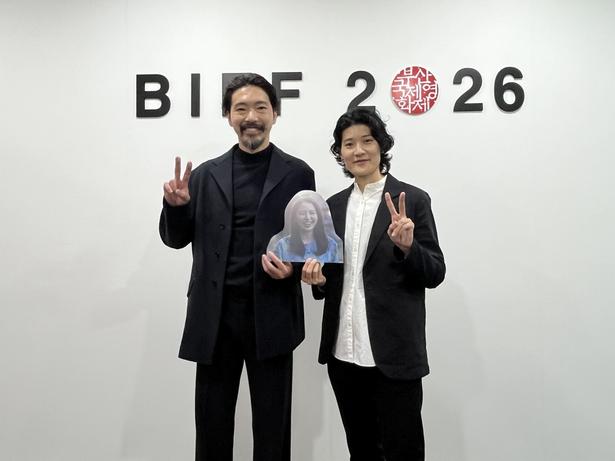長澤まさみ演じる詩の顔パネルを手にした柄本佑と広瀬奈々子監督