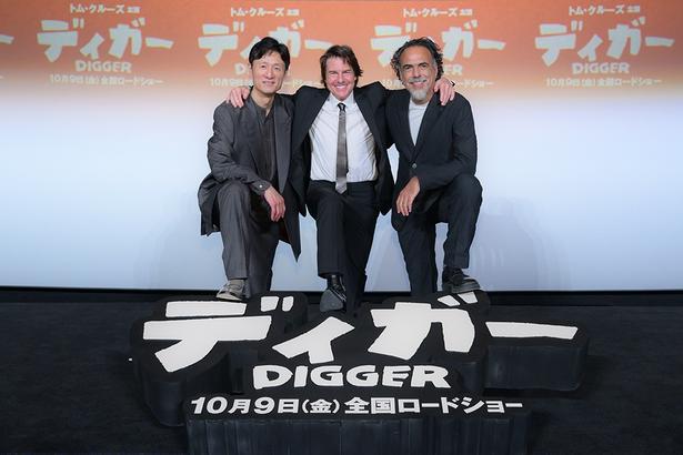 ジャパンプレミアの舞台挨拶にトム・クルーズと共に登壇したイニャリトゥ監督と李監督