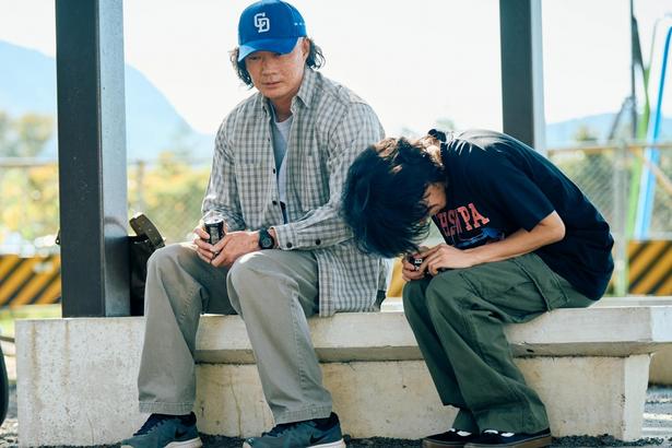 『mentor』で埜本(綾野剛)を「メンター」としてあがめていく龍之介