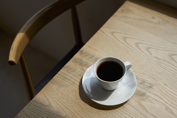 ドリップコーヒー580円~。写真はコロンビア・ピンクブルボン。柔らかい酸味のあとにふっくらと甘みが余韻に広がる
