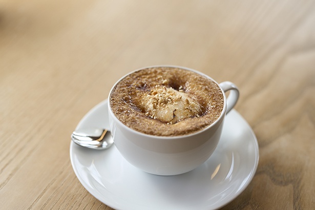 カフェラテに砂糖をふって炙った、ブリュレチーノ720円。キャラメルのような香ばしい甘さが印象的