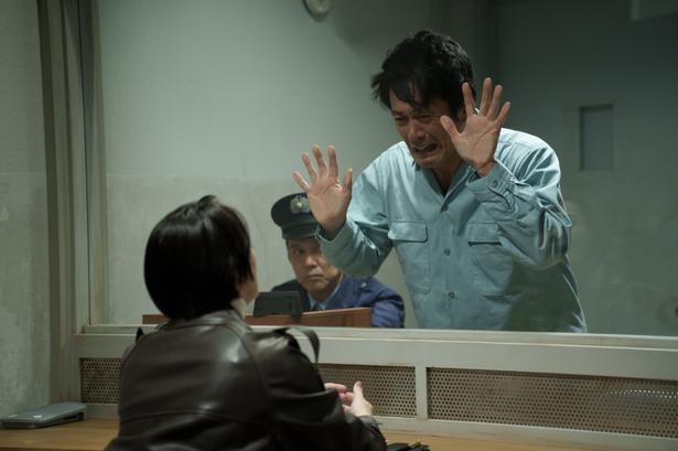 無実の罪によって逮捕され、創業した会社も失い、約8か月の勾留で拘禁病に罹ってしまう藤堂