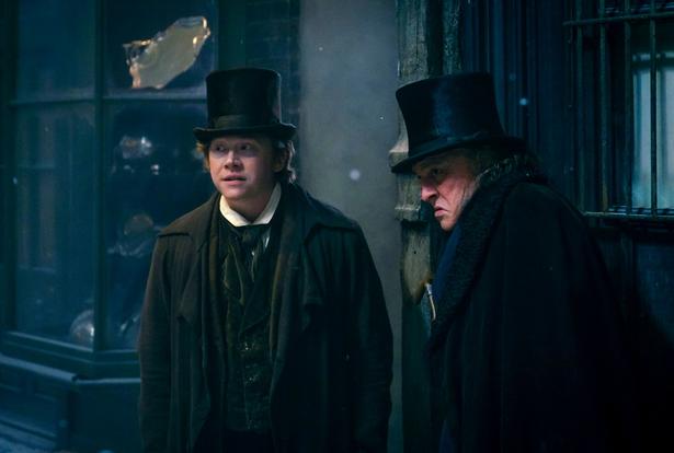 「ハリー・ポッター」シリーズのロン役でお馴染みのルパート・グリントが、スクルージの秘書ボブ・クラチット役！