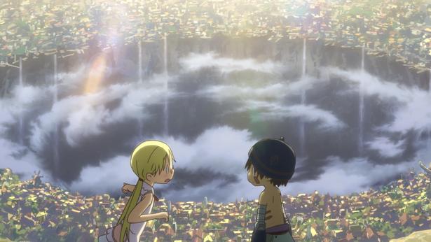 巨大な大穴「アビス」の縁に築かれた街、オース(TVシリーズ第1期より)