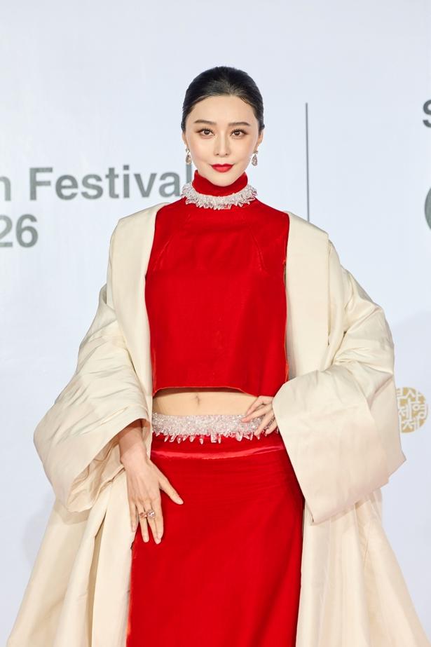 鮮やかな真紅のドレスで視線を集めたファン・ビンビン