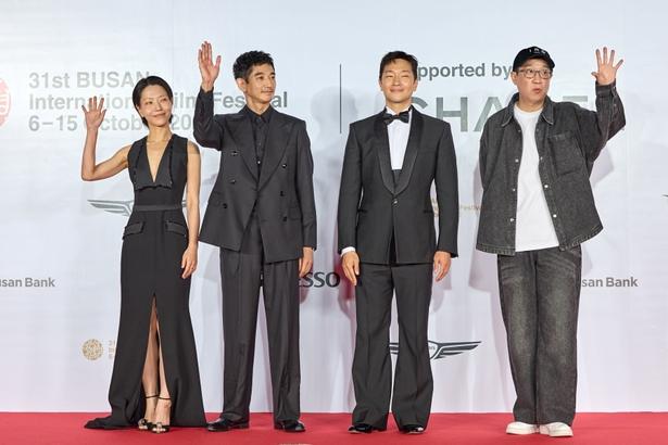観客席に向かって手を振る『プルンギル ー青の道ー』チーム