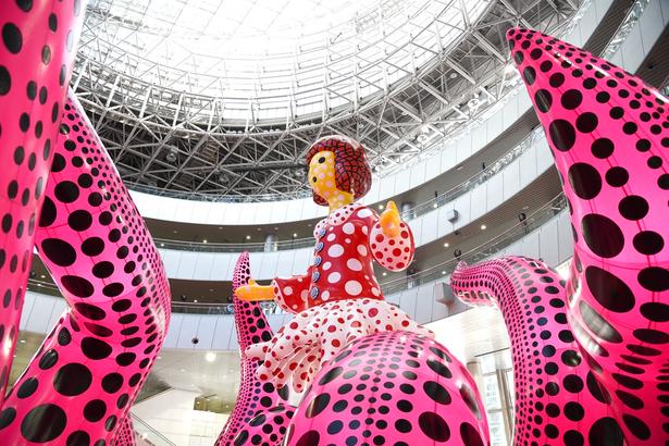 草間彌生 《ヤヨイちゃん》 2012/2023、《宇宙へ⾏って⾒た愛の花束》 2021 Courtesy of Ota Fine Arts, (C)YAYOI KUSAMA 撮影:ソムタム田井