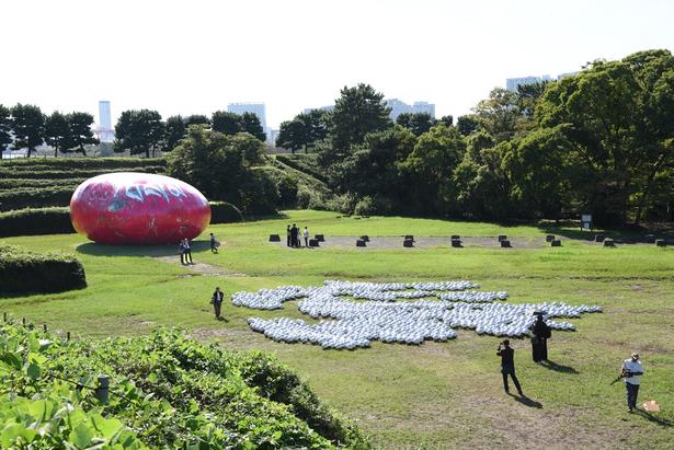 国際美術展「TOKYO ATLAS」の台場エリア 奥:趙要(ジャオ・ヤオ)《Something in the Air》 2026 Courtesy of Ota Fine Arts、手前:草間彌生 《ナルシスの庭》 1966/2026 Courtesy of Ota Fine Arts, (C)YAYOI KUSAMA(撮影:ソムタム田井)