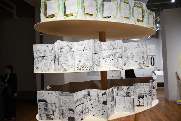ちぇんしげ 《白菜に描⇆書かれた小文字》 2025/2026 撮影:ソムタム田井