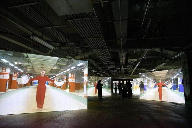 カウィター・ワッタナチャヤンクーン《Traffic》 2026 Courtesy of the artist and Nova Contemporary 国際美術展「TOKYO ATLAS」青海エリア(地下駐車場)の展示(撮影:ソムタム田井)