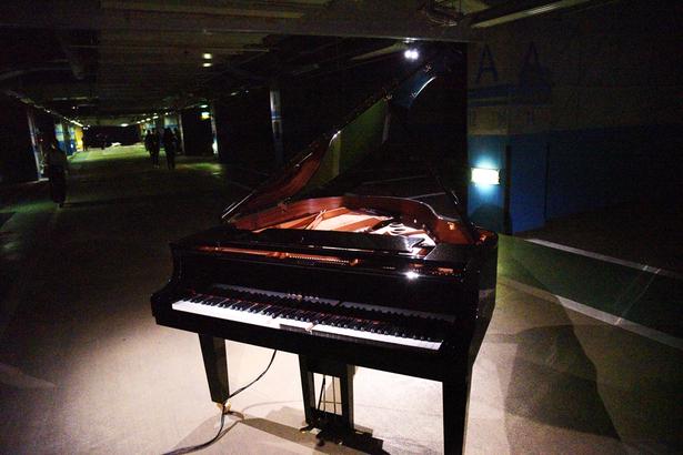 ケイティ・パターソン 《Earth-Moon-Earth (Moonlight Sonata Reflected from the Surface of the Moon)》 2007 国際美術展「TOKYO ATLAS」青海エリア(地下駐車場)の展示(撮影:ソムタム田井)