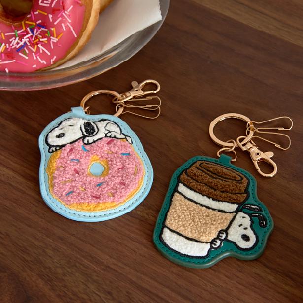 「SNOOPY さがら刺繡キーホルダー」(各1430円)