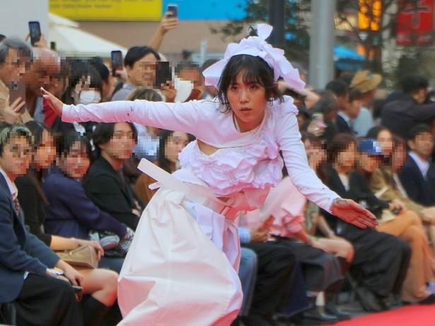 ダンサーのyurinasiaさんが力強くパフォーマンス!