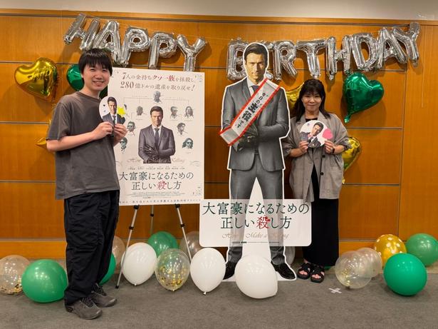 【写真を見る】グレパの等身大スタンディと写真を撮るグレパファン