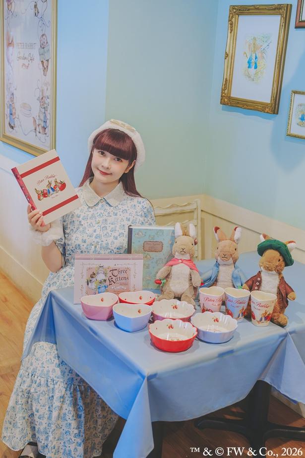 トワルドジュイ柄の「ワンピース」でメラミンボウルやカップを紹介する青木美沙子さん