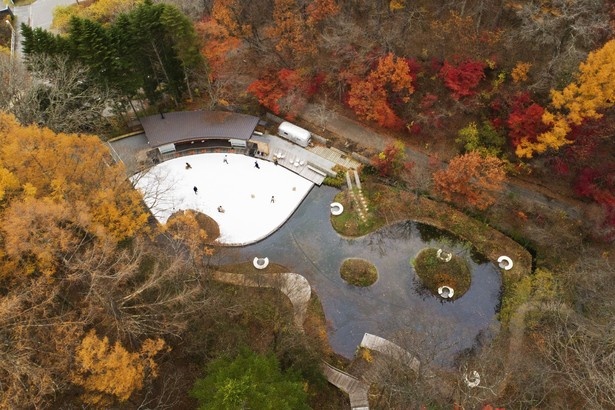 【写真】モミジやカラマツの紅葉に囲まれた、森の中のケラ池スケートリンク