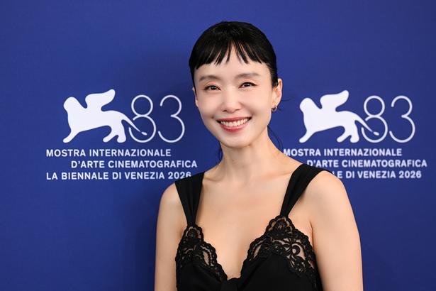 黒のドレスで登場！優雅な姿を見せたチョン・ドヨン
