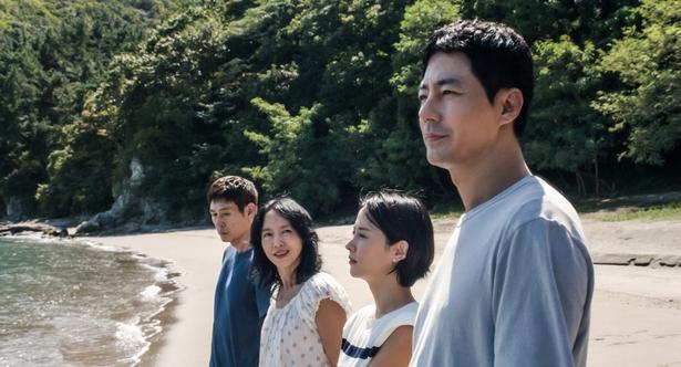 思いがけず出会った2組の夫婦。彼らの選択と葛藤を映しだす