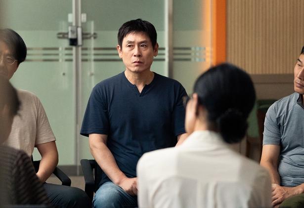 工場からの解雇で人生が大きく変わったホソク(ソル・ギョング)