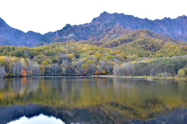 鏡池と紅葉、そして山々の作り出す景観/戸隠高原鏡池の紅葉 画像提供:(一社)戸隠観光協会
