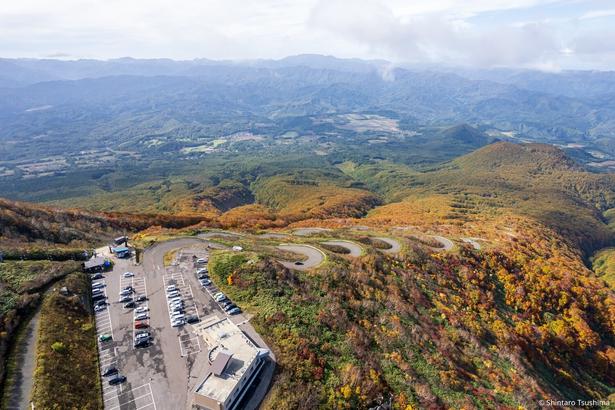 山肌が赤や黄色で鮮やかに色づく岩木山が美しい/岩木山の紅葉 画像提供：岩木山観光協会