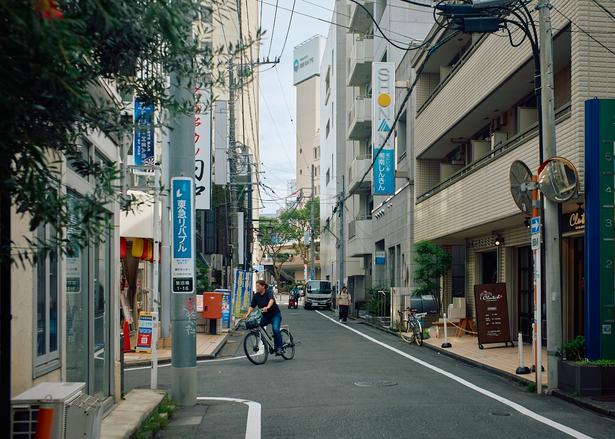 藤沢駅南口から歩いて2〜3分。街の日常に溶け込むように佇む
