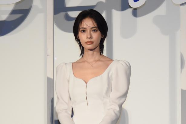 容姿端麗かつスマートな振る舞いから“王子”と呼ばれる女子高生・滝口宵役の安斉星来