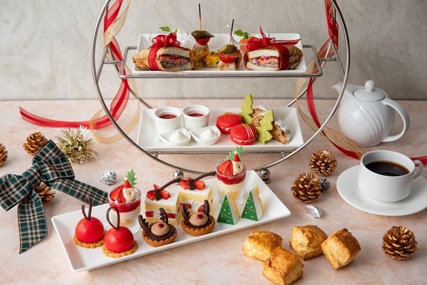 マカロンやタルトが並ぶ「クリスマスアフタヌーンティー」(1人6500円 税・サービス料込/写真は2人分)