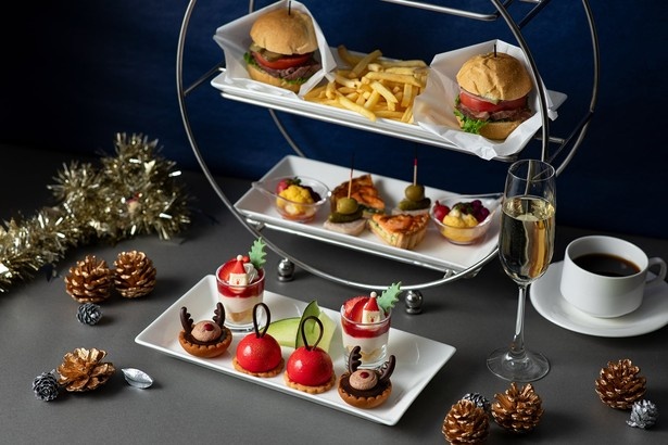 グラスシャンパンで乾杯する12月限定の「クリスマスイブニングハイティー」(7000円 税・サービス料込/写真は2人分)