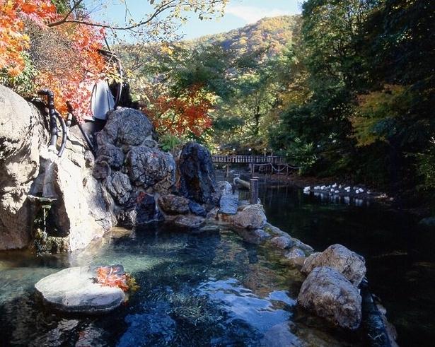 温泉に浸かりながら秋色に染まった渓谷を味わえる/湯西川温泉(平家の里)の紅葉 画像提供:(一社)日光市観光協会