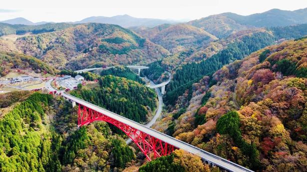 ループ橋を走り抜けながら眺める紅葉は絶景だ/奥出雲おろちループの紅葉 画像提供:道の駅おろちループ