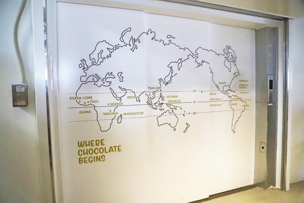 ダンデライオン・チョコレート 清澄白河ファクトリーのエレベーターの扉に描かれている世界地図。ダンデライオン・チョコレートが世界各地から調達しているカカオ農園の場所が示されている