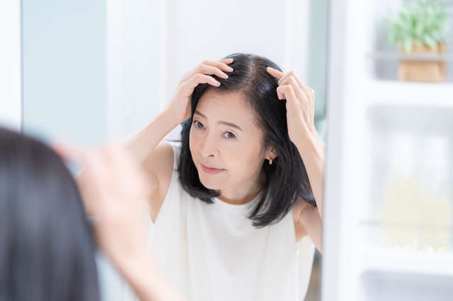「白髪や薄毛は遺伝だから仕方ない」はウソ！ 老化の原因は「日頃のケア」にあり？／大人髪のトリセツ（2）