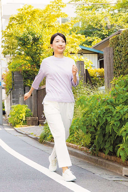 腰痛、肩こり、頭痛がラクになる「ひねり歩き」と「寝がえり体操」【柔道整復師の酒井さんが指南】（2）