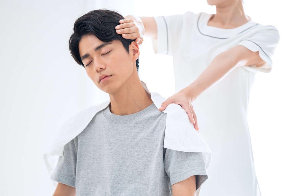 首の骨を鳴らす「首ポキ」が危険な理由。厚生労働省が警鐘を鳴らす「椎骨動脈解離」の発生リスク（1）