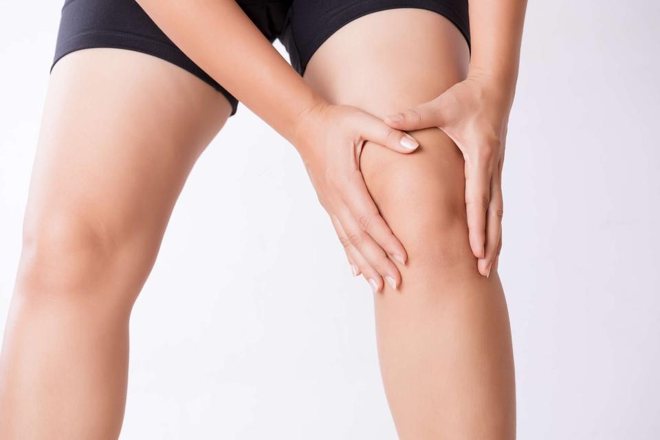 「ひざの水」の正体って何？ ひざに溜まった水を抜くとクセになると言われる「本当の理由」（1）