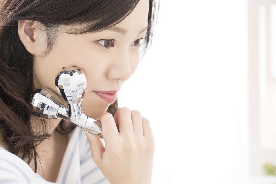 美顔器・ローラーの誤った使い方で「たるみ」「シワ」を助長!? 逆効果にならない「正しい使い方」（2）