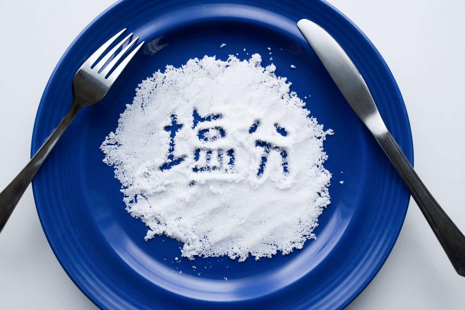 塩は心臓の「最強の敵」！ 塩分のとり過ぎで血圧高めな人には「ある栄養素」が必需品（1）