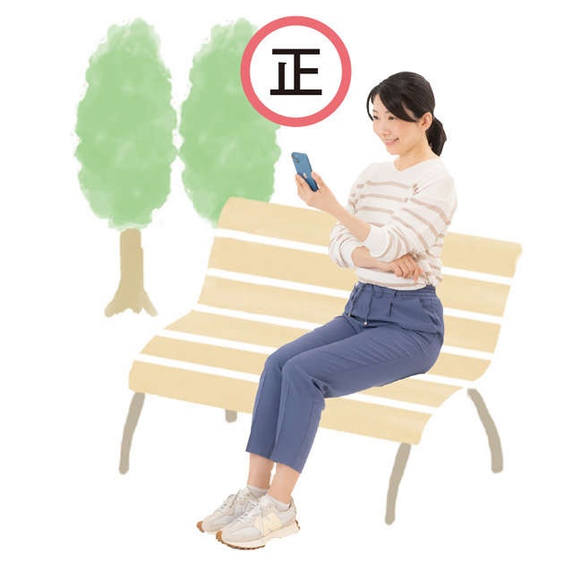 うつむいてスマホを見ている人、要注意！ 意外とやりがちな「体をゆがませるNG習慣5」（2）