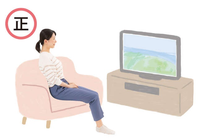 うつむいてスマホを見ている人、要注意！ 意外とやりがちな「体をゆがませるNG習慣5」（6）
