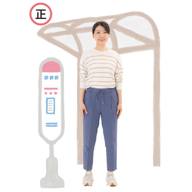 うつむいてスマホを見ている人、要注意！ 意外とやりがちな「体をゆがませるNG習慣5」（8）